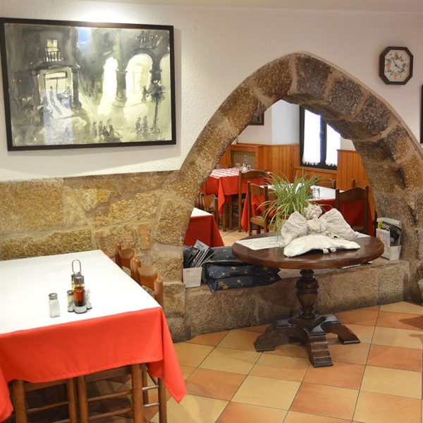 Montblanc.- Fonda dels Àngels, d’estil gòtic S.XV. Diversos aspectes de la fonda restaurada modernament (7/2014)