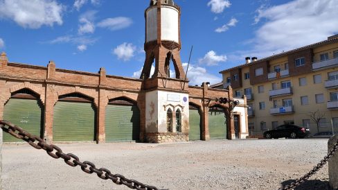 Montblanc.- Sindicat del Vinyaters d’estil modernista. Està format per tres naus cobertes per un encavallat de fusta (3/2014)