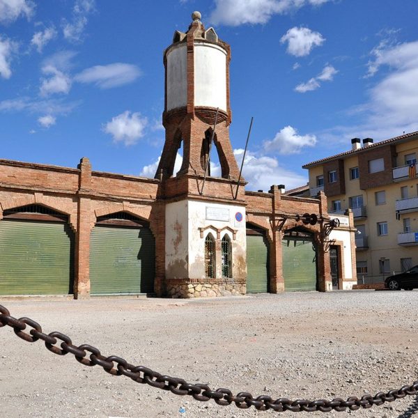 Montblanc.- Sindicat del Vinyaters d’estil modernista. Està format per tres naus cobertes per un encavallat de fusta (3/2014)