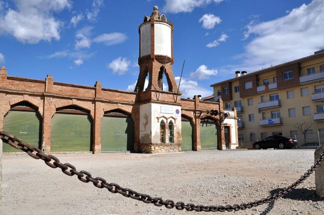 Montblanc.- Sindicat del Vinyaters d’estil modernista. Està format per tres naus cobertes per un encavallat de fusta (3/2014)