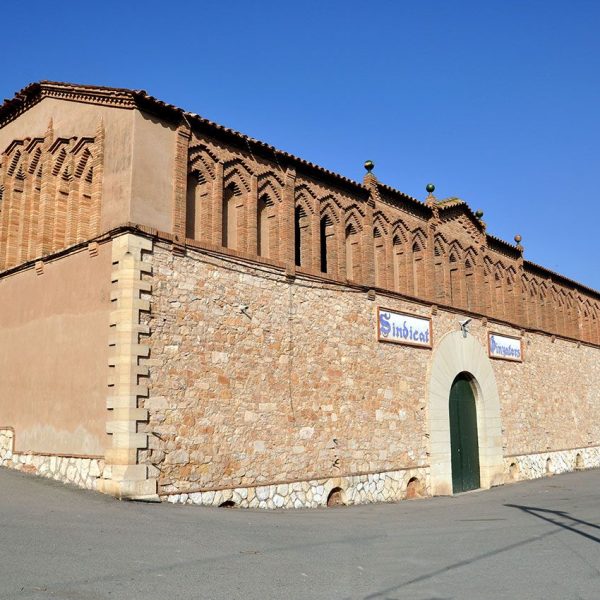 Montblanc.- Sindicat del Vinyaters d’estil modernista. Està format per tres naus i la façana principal té el portal d’arc adovellat gòtic (3/2014)
