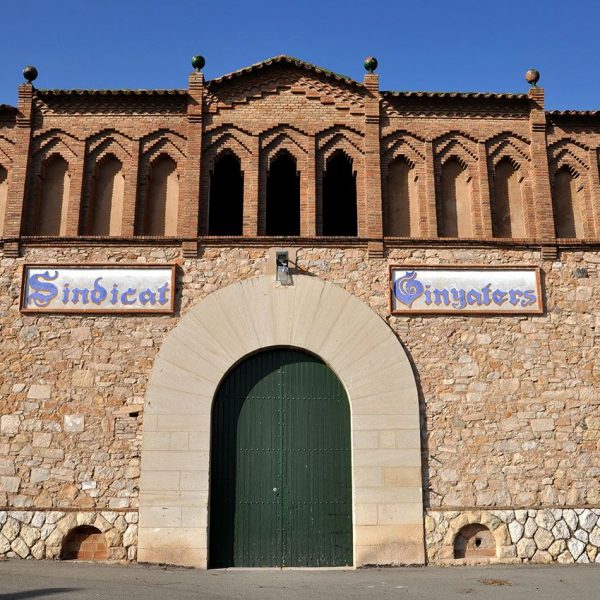 Montblanc.- Sindicat del Vinyaters d’estil modernista. Està format per tres naus i la façana principal té el portal d’arc adovellat gòtic (3/2014)