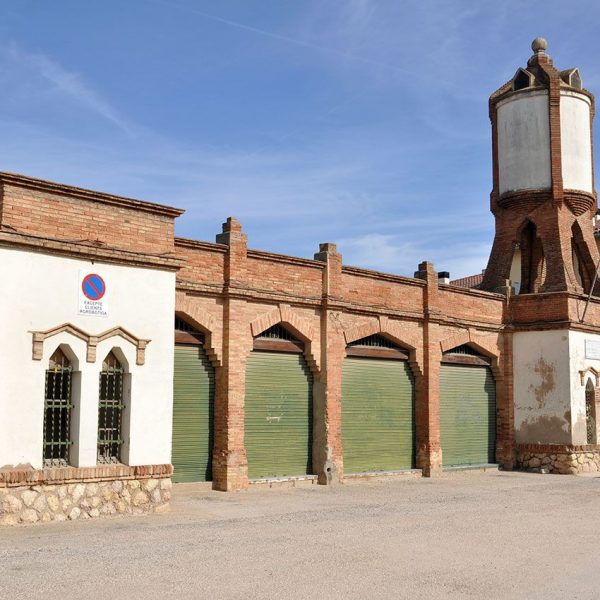 Montblanc.- Sindicat del Vinyaters d’estil modernista. Està format per tres naus cobertes per un encavallat de fusta (3/2014)