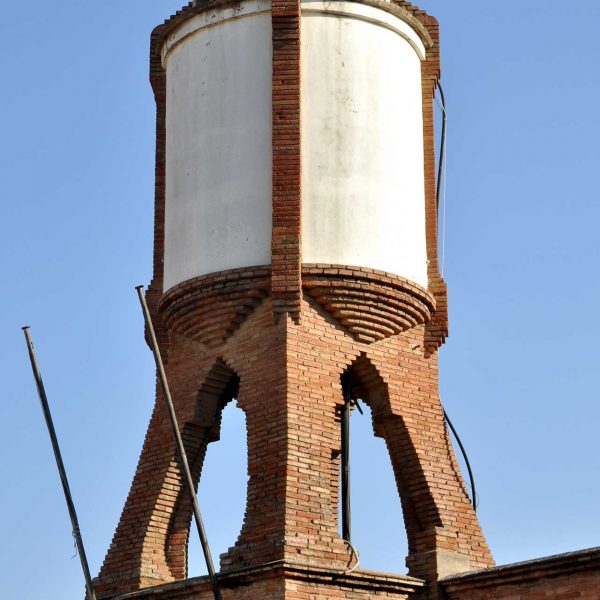 Montblanc.- Sindicat del Vinyaters d’estil modernista. Està format per tres naus - Vista del dipòsit d’aigua (3/2014)