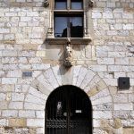 Montblanc.- Hospital gòtic de Santa Magdalena fundat l’any 1342. Té la porta adovellada i a sobre la imatge de la Santa Patrona (3/2014)