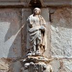 Montblanc.- Hospital gòtic de Santa Magdalena fundat l’any 1342. Imatge de la Santa Patrona sobre la porta d'entrada (3/2014)