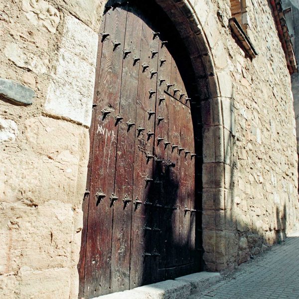 Montblanc.- Església gòtica de Santa Magdalena del S. XIV. Vista de la porta adovellada (4/1995)