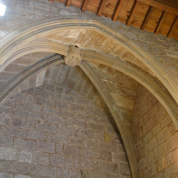 Montblanc.- Església de Santa Magdalena del S. XIV. Consta d’una nau formada per arcs de diafragma – Vista d’una capella lateral (7/2015)