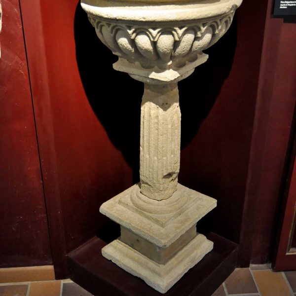 Montblanc.- Església de Santa Magdalena. Pica beneitera del S. XVII exposada al Museu Comarcal de la Conca de Barberà (3/2014)