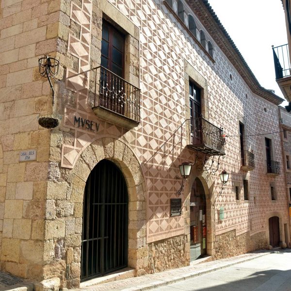 Montblanc.- Museu Comarcal de la Conca de Barberà instal•lat a la Casa Josa. Té l’estructura del S. XIII i reformada pels Josa en el XVIII. (7/2015)