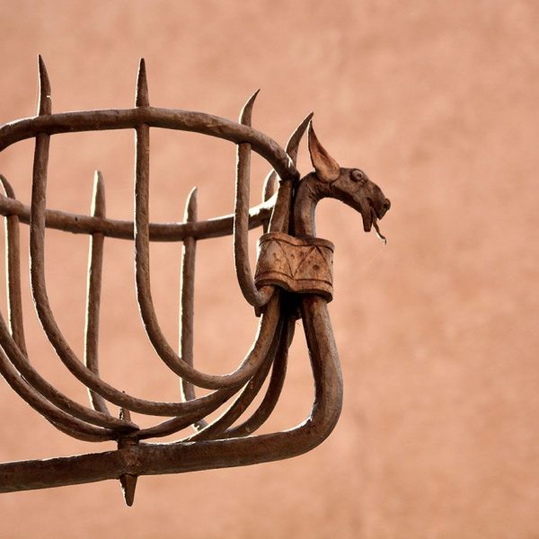 Montblanc.- Museu Comarcal de la Conca de Barberà instal•lat a la Casa Josa. Vista d'una teiera de la façana (7/2015)