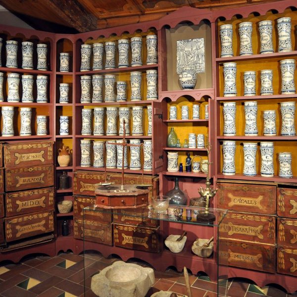 Montblanc.- Museu Comarcal de la Conca de Barberà (Casa Josa) - Col•lecció de pots de farmàcia de ceràmica del S. XVIII (3/2014)