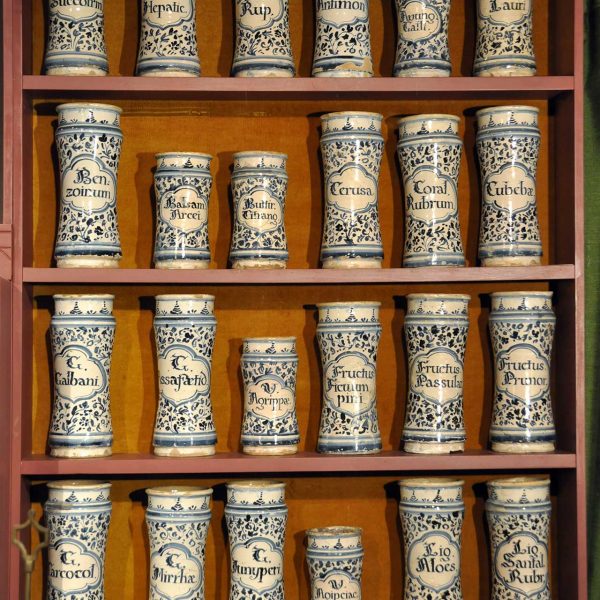 Montblanc.- Museu Comarcal de la Conca de Barberà (Casa Josa) - Col•lecció de pots de farmàcia de ceràmica del S. XVIII (3/2014)