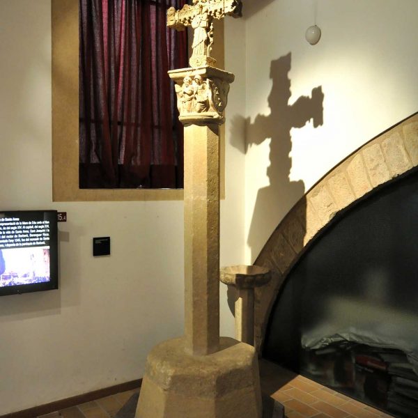 Montblanc.- Museu Comarcal de la Conca de Barberà (Casa Josa) Creu de terme gòtica, S. XIV/XVI de l’ermita de Sta. Anna de Prenafeta (3/2014)