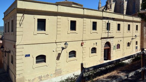 Montblanc.- Centre d’Interpretació de l’Art Rupestre, edifici neoclàssic que era l’antiga presó amb un escut dalt de la façana al·lusiva a la Justícia (4/2014)