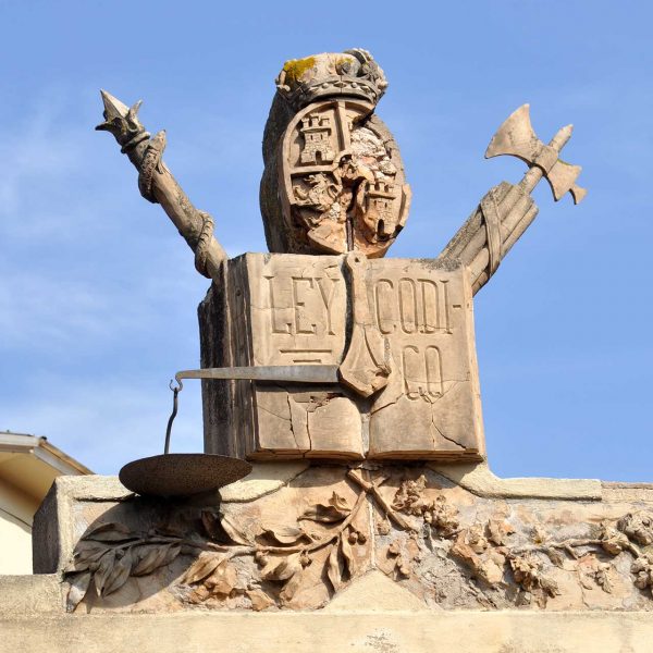 Montblanc.- Centre d’Interpretació de l’Art Rupestre, edifici neoclàssic que era l’antiga presó amb un escut dalt de la façana al·lusiva a la Justícia (4/2014)