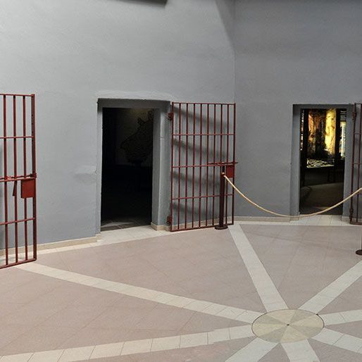 Montblanc.- Centre d’Interpretació de l’Art Rupestre. Vista del pati distribuïdor de les cel·les de l’antiga presó (4/2014)