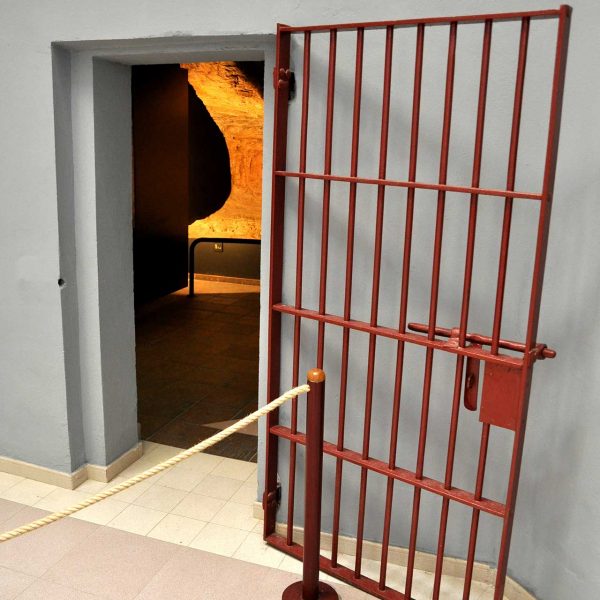 Montblanc.- Centre d’Interpretació de l’Art Rupestre. Vista d’una de les de antigues cel•les on s’exposen mostres d’art rupestre (4/2014)