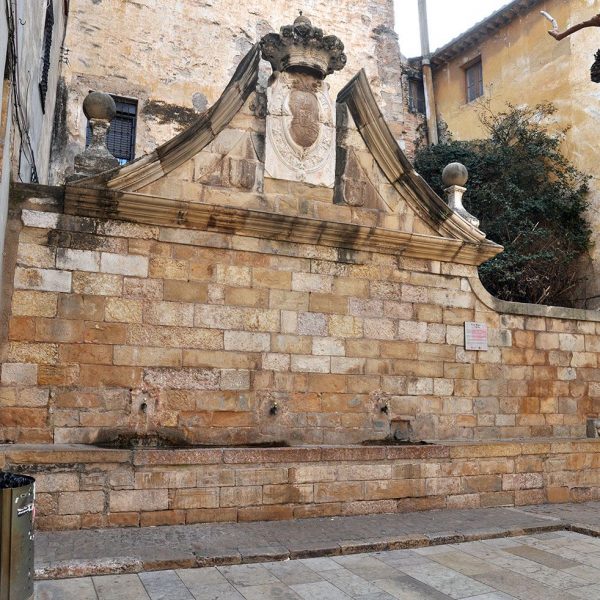 Montblanc.- Font Major. De l’any 1804 que forma un timpà triangular coronat amb l’escut d’Espanya (3/2014)