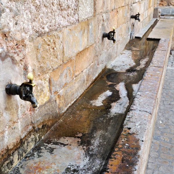 Montblanc.- Font Major. De l’any 1804 que forma un timpà triangular coronat amb l’escut d’Espanya (3/2014)