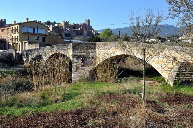 Montblanc.- Pont Vell d’època medieval del S. XII de quatre ulls. S’ha refet varies vegades a causa dels aiguats (3/2014)