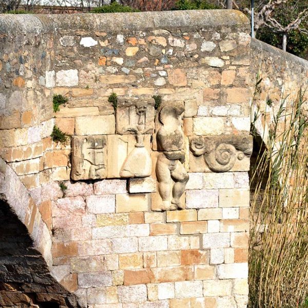 Montblanc.- Pont Vell d’època medieval del S. XII de quatre ulls. Relleus reaprofitats d'altres llocs en alguna de les seves reparacions (3/2014)