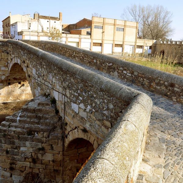 Montblanc.- Pont Vell d’època medieval del S. XII de quatre ulls. S’ha refet varies vegades a causa dels aiguats (3/2014)