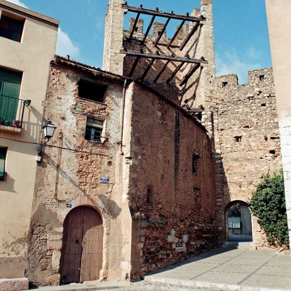 Montblanc. – Recinte fortificat format per una muralla emmerletada de 31 torres i cinc portals (4/1995)