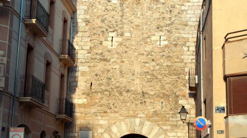 Montblanc.- Portal de Bové. Destaca per tenir les quatre cares tancades com també l’únic que té un matacà de defensa (5/2014)