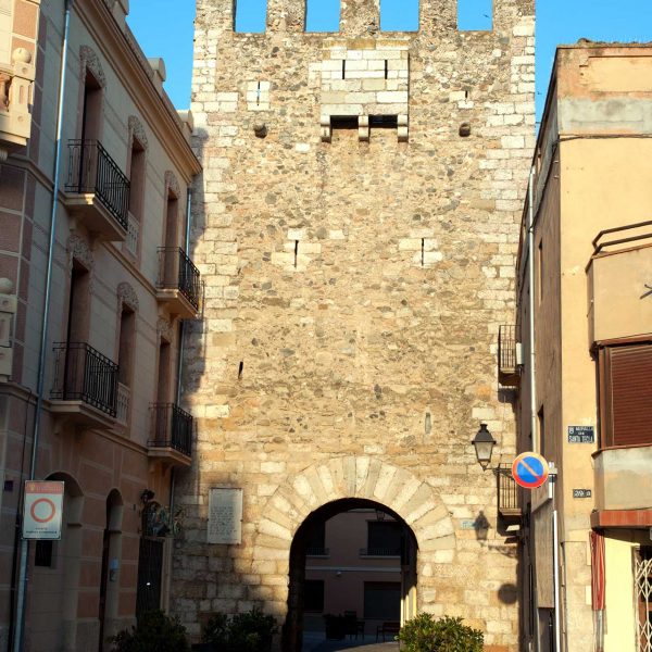 Montblanc.- Portal de Bové. Destaca per tenir les quatre cares tancades com també l’únic que té un matacà de defensa (5/2014)