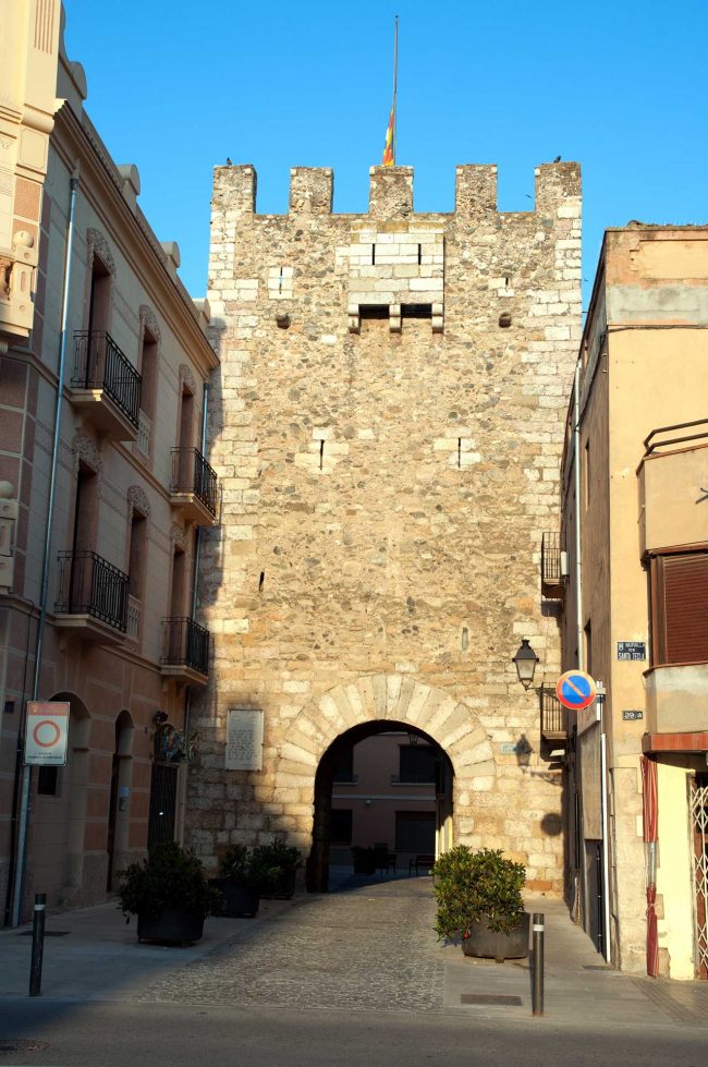 Montblanc.- Portal de Bové. Destaca per tenir les quatre cares tancades com també l’únic que té un matacà de defensa (5/2014)