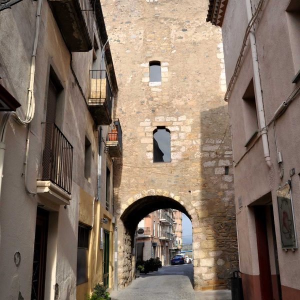 Montblanc.- Portal de Bové. Destaca per tenir les quatre cares tancades com també l’únic que té un matacà de defensa (5/2014)