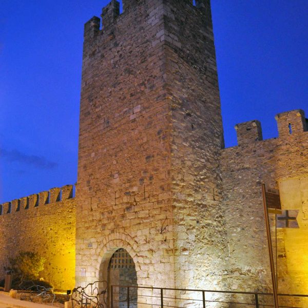 Montblanc.- Portal de Sant Jordi obert al camí de Prades i on la llegenda indica que Sant Jordi va matar el drac (3/2014)
