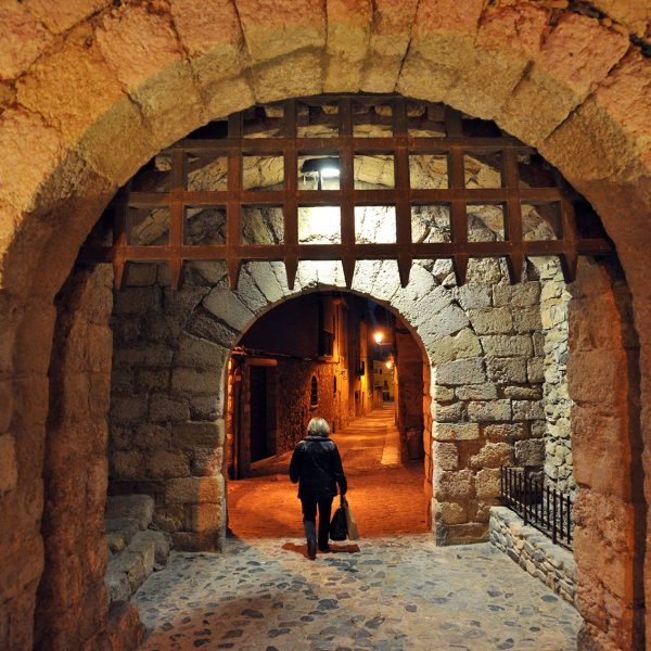 Montblanc.- Portal de Sant Jordi obert al camí de Prades i on la llegenda indica que Sant Jordi va matar el drac (3/2014)