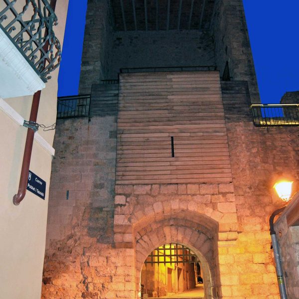 Montblanc.- Portal de Sant Jordi obert al camí de Prades i on la llegenda indica que Sant Jordi va matar el drac (3/2014)