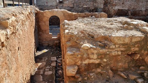 Montblanc.- Restes de l'Antiga font de la Vila de Montblanc (4/2014)