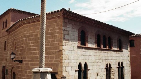 Montblanc.- Creu de terme gòtica de Santa Maria, S. XIV parcialment destruïda durant la guerra dels Segadors fotografiada l’any 1995