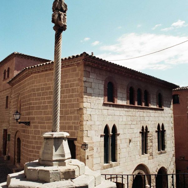 Montblanc.- Creu de terme gòtica de Santa Maria, S. XIV parcialment destruïda durant la guerra dels Segadors fotografiada l’any 1995
