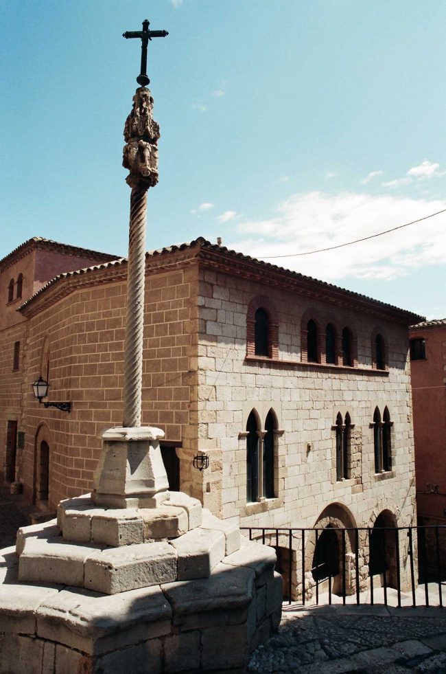 Montblanc.- Creu de terme gòtica de Santa Maria, S. XIV parcialment destruïda durant la guerra dels Segadors fotografiada l’any 1995