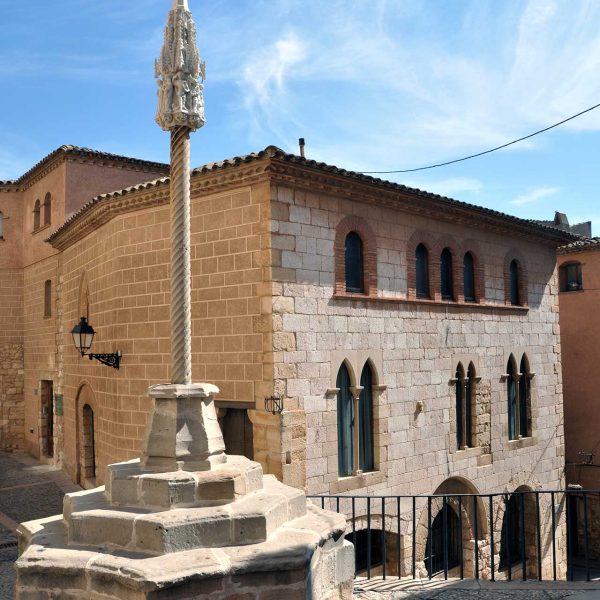 Montblanc.- Reproducció Creu de terme gòtica de Santa Maria, S. XIV, parcialment destruïda durant la guerra del Segadors (3/2014)