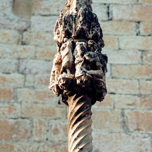 Montblanc.- Creu gòtica de Santa Maria, S. XIV. Magolla molt malmesa i parcialment destruïda durant la Guerra dels Segadors fotografiada l’any 1995