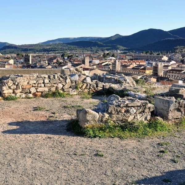 Montblanc.- Tossal ibèric del Pla de Santa Bàrbara ocupat per la tribu dels Cossetans entre el S. IV a II aC. format per petites cases i sitges (3/2014)