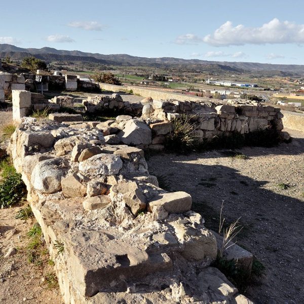 Montblanc.- Tossal ibèric del Pla de Santa Bàrbara ocupat per la tribu dels Cossetans entre el S. IV a II aC. format per petites cases i sitges (3/2014)