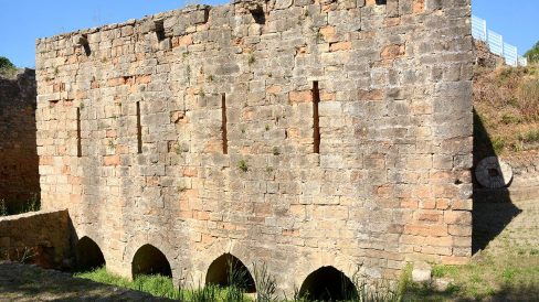 Montblanc.- Molí de les Voltes format per quatre molins moguts per força hidràulica - Vista dels quatre desguassos (6/2015)