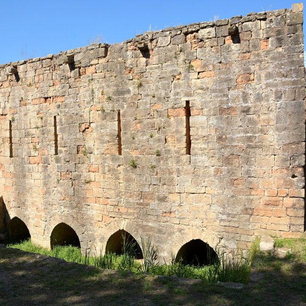 Montblanc.- Molí de les Voltes format per quatre molins moguts per força hidràulica - Vista dels quatre desguassos (6/2015)