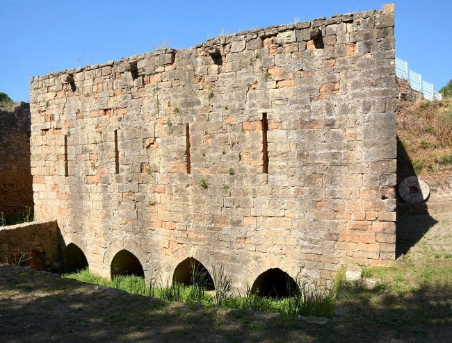 Montblanc.- Molí de les Voltes format per quatre molins moguts per força hidràulica - Vista dels quatre desguassos (6/2015)