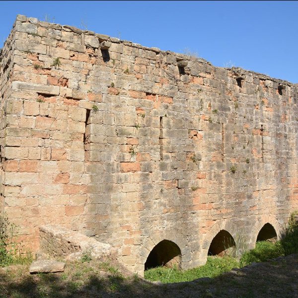 Montblanc.- Molí de les Voltes format per quatre molins moguts per força hidràulica - Vista dels quatre desguassos (6/2015)