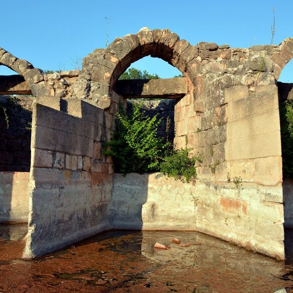 Montblanc.- Molí de les Voltes format per quatre molins moguts per força hidràulica – Vista de la bassa proveïdora d’aigua (6/2015)
