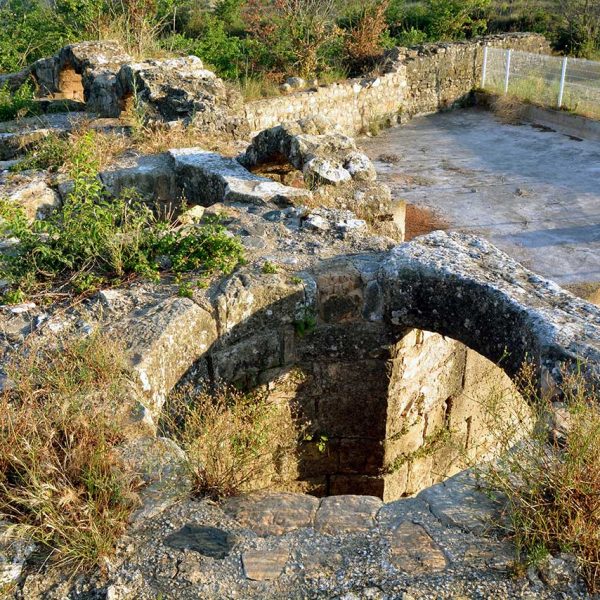 Montblanc.- Molí de les Voltes – Mur de la bassa i assentaments dels molins moguts per força hidràulica (6/2015)