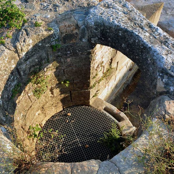 Montblanc.- Molí de les Voltes – Mur de la bassa i assentaments dels molins moguts per força hidràulica (6/2015)